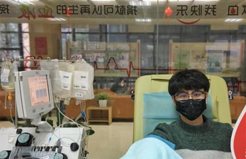 大学生主动参加爱心车队,免费接送抗疫一线医护人员