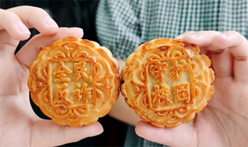反诈月饼进校园 警方为大学生们送上中秋祝福
