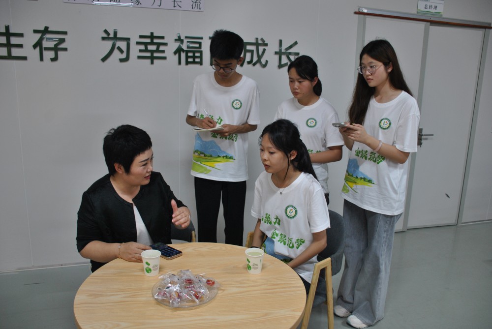 青岛农业大学农学院 “金银筑梦” 实践服务团：实地调研解难题 青春聚力促振兴 　 文|王梦菲 孙璐瑶 图|陈丹阳 孙璐瑶 为全面落实教育部关于高校“双带头人”教师党支部书记“强国行”专项行动部署，推动